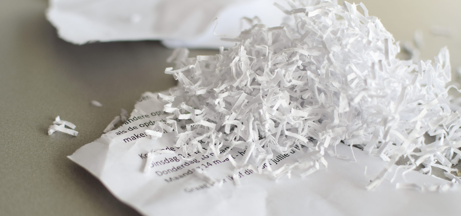 verscheurd-papier-en-papiersnippers-voor-vertrouwelijke-documenten-beschermen
